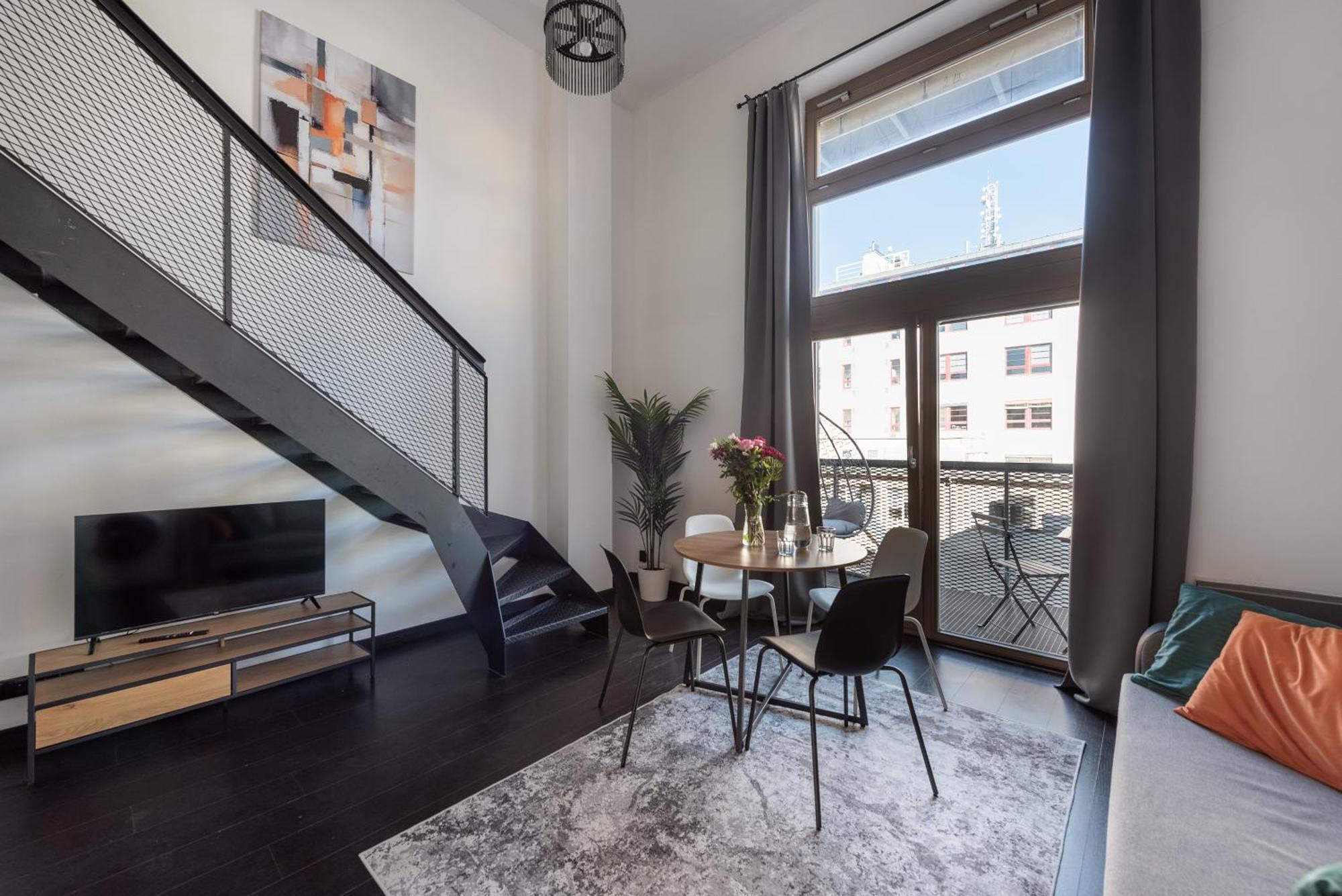 Loft Spacious In Prag